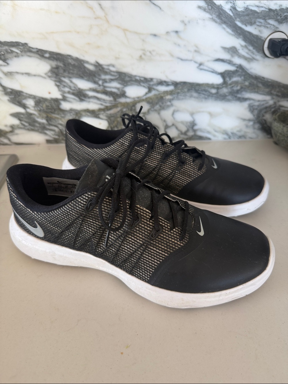 LIKE NEW NIKE WOMEN’s GOLF SHOES LUNARLON SIZE 7 Black and White